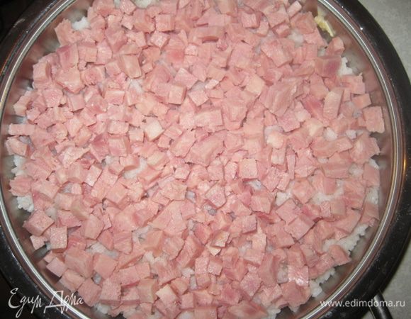 Нарезаем ветчину квадратиками. Выкладываем на рис.