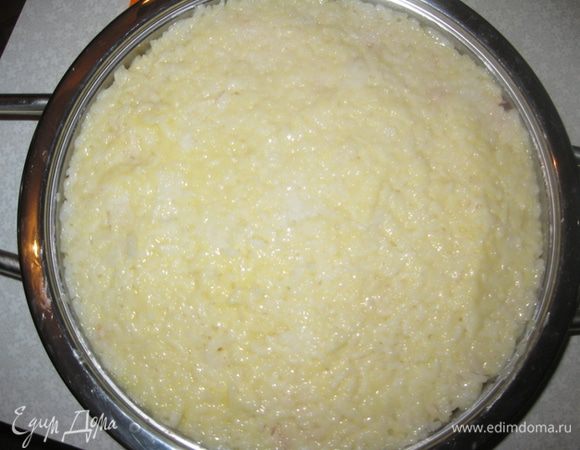 На ветчину выкладываем 2-ую часть риса.