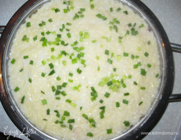 Нарезаем зеленый лук и посыпаем им запеканку. Ставим в духовку на 20-30 минут.
Вкусная запеканка готова.
