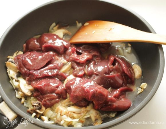 Положить в сковороду печень и все специи, влить вино, накрыть крышкой и тушить 20 минут.