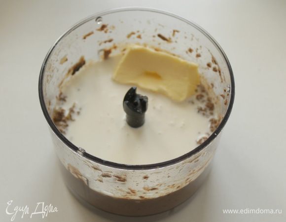 Дать немного остыть, вынуть лавровый лист и горошки душистого перца. Измельчить всё в блендере, добавив сливки и размягченное масло. 