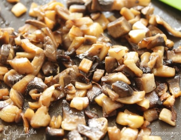 Оставшуюся половину грибов мелко порезать и обжарить.