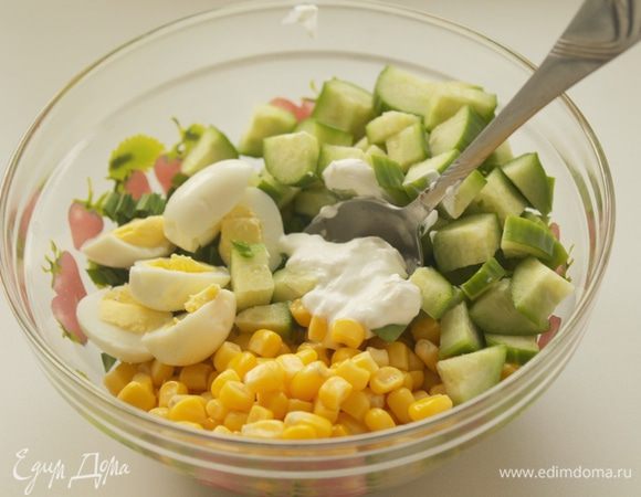 Порезать огурец, отваренные перепелиные яйца, добавить майонез, сметану.
Посолить, поперчить.