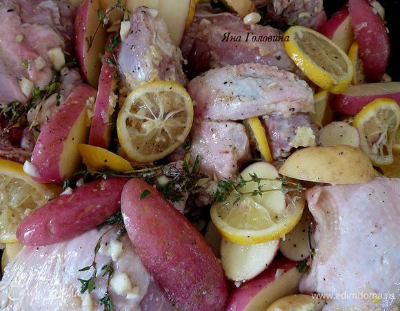 Разогреть духовку на 190 гр . Курицу разложить на продвинь вмести с маринадом и всеми ингредиентами , сверху выдавить через пресс оставшийся 5 зубчиков чеснока . Картошку порезать и разложить вокруг курицы , полить всё оставшимися 2 ст ложками масла . Всё посолить и поперчить , очень хорошо перемешать.