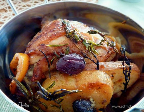 Запекать до готовность примерно 1 час . Вернуть грудки к остальной курицы и всё запекать ещё минут 15 (таким способом грудка не пересохнет).