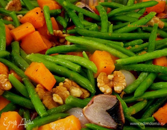 Добавить к овощам фасоль и орехи, слегка перемешать и запекать минут 7 до готовности фасоли.

