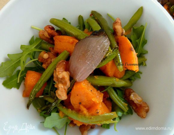 На зелень положить горячие овощи.