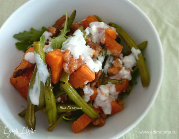 Полить соусом.