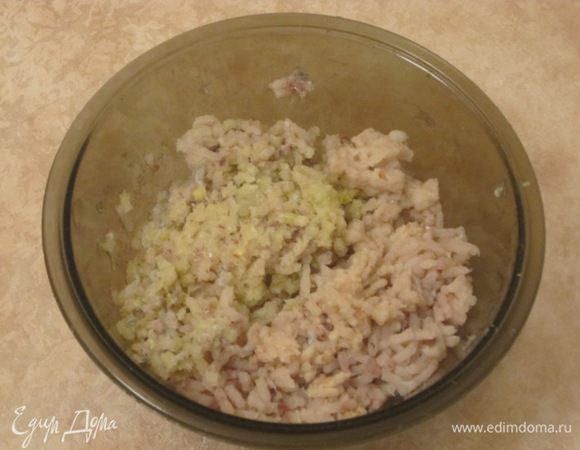 Рыбное филе (хек, минтай, треска) и капусту промыть, просушить, прокрутить через мясорубку.