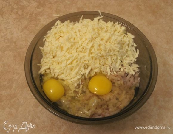 Плавленый сыр хорошего качества заморозить в морозильнике, натереть на крупной терке.  Смешать с рыбным филе, добавить яйца.