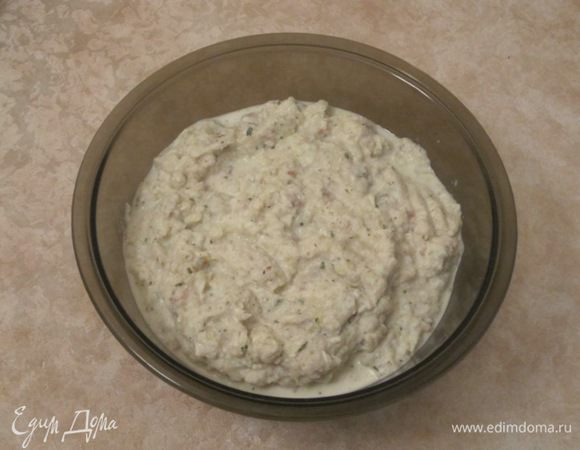 Влить сливки, взбить миксером. В полученную массу всыпать молотую паприку, петрушку. Посолить, поперчить. Снова взбить. Влить сок лимона.