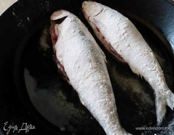 Подготовленную сельдь обвалять в муке и обжарить на растительном масле на раскаленной сковороде ( на среднем огне ) сначала с 2- х сторон , а потом  я стараюсь зажарить спинку и , естественно , брюшко - чтобы икра тоже прожарилась  .