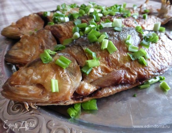 Сельдь выложить на блюдо и посыпать мелко нарезанным зеленым луком. Подождать пока селедка пропитается ароматом и соком лука, и подавать к столу. Мужу, естественно, досталось 2 рыбки, ну а третья рыбка - моя!!!