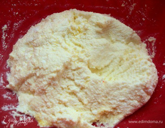 Для кокосовых шариков: смешать творог, сахар, ванильный сахар, манку и желток. 