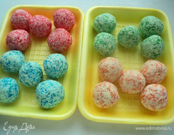 Скатать из творожно-кокосовой массы шарики, выложить в лоток и поместить в морозилку на 30 минут.