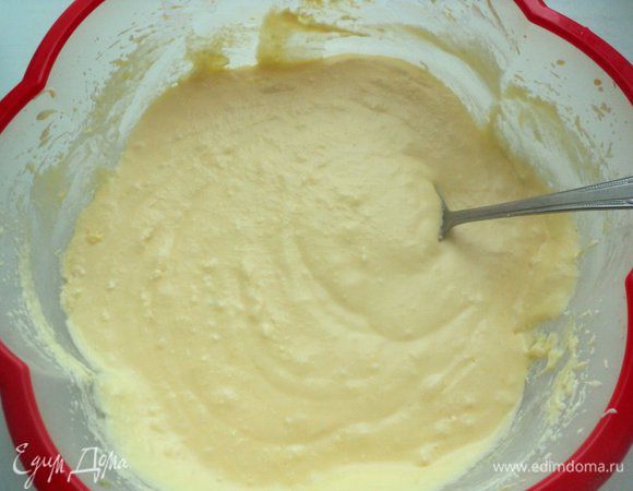 Не переставая взбивать, добавить по одному яйца и белок, сметану.