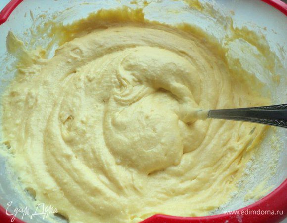 Добавить в несколько приемов муку, смешанную с разрыхлителем теста. Тесто разделить на 1/3 и 2/3.