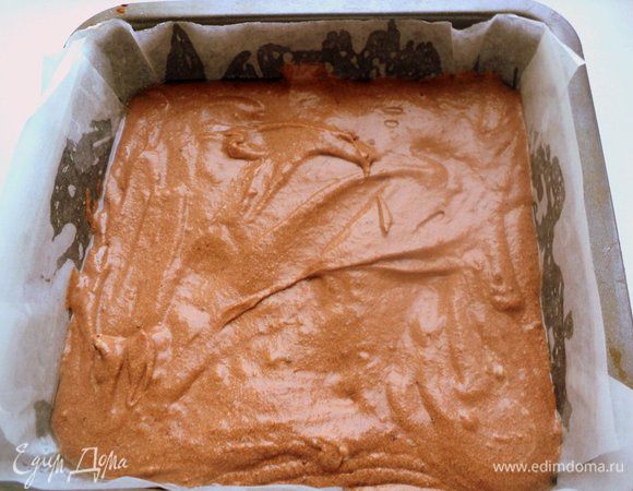 В 1/3 теста добавить какао и молоко, размешать. Форму размером 20х20 см застелить бумагой для выпечки, вылить тесто. Выпекать при температуре 190 градусов 25-30 минут. Готовый корж остудить и разрезать вдоль на 2 пласта.