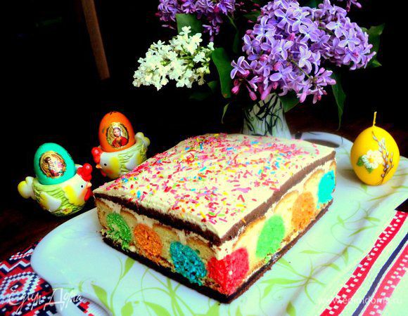 Перед подачей посыпать пляцок кондитерской присыпкой для пасок, обрезать края. Разрезать на кусочки.