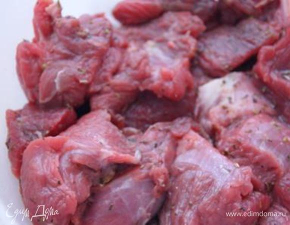 Мясо порезать крупными кусочками, натереть солью и смесью прованских трав, сбрызнуть оливковым маслом, оставить в холодильнике на час.