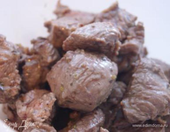 Мясо обжарить на сковороде, выложить в чашку.