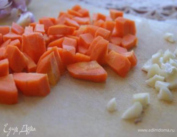 Чеснок и морковь нарезать кубиками.
