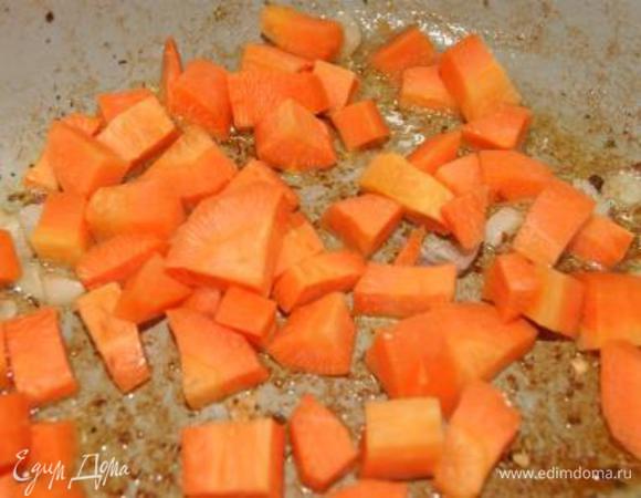 В сковороде в которой готовилось мясо, обжарить чеснок одну минуту, добавить морковь, жарить пять минут.