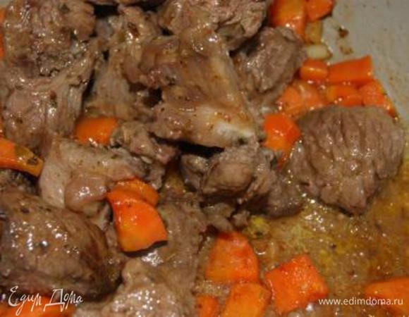 Добавить мясо, солим.