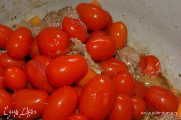 Добавить консервированные помидоры, если они крупные, предварительно разрезать. Оставить на среднем огне на 1,5 часа.
