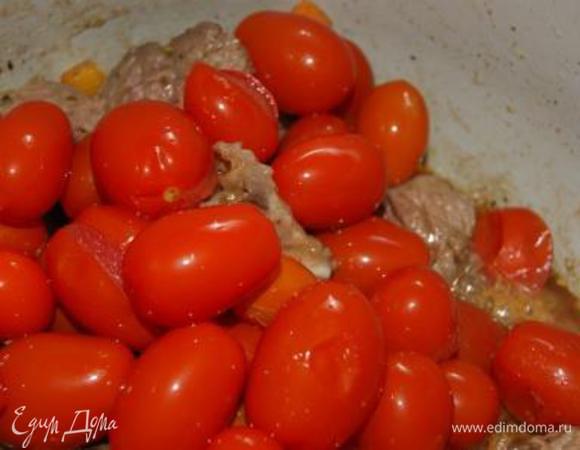 Добавить консервированные помидоры, если они крупные, предварительно разрезать. Оставить на среднем огне на 1,5 часа.