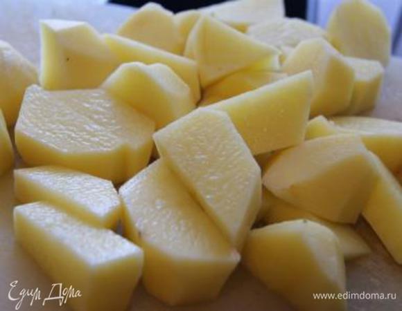 Картофель режем крупными кусочками.
