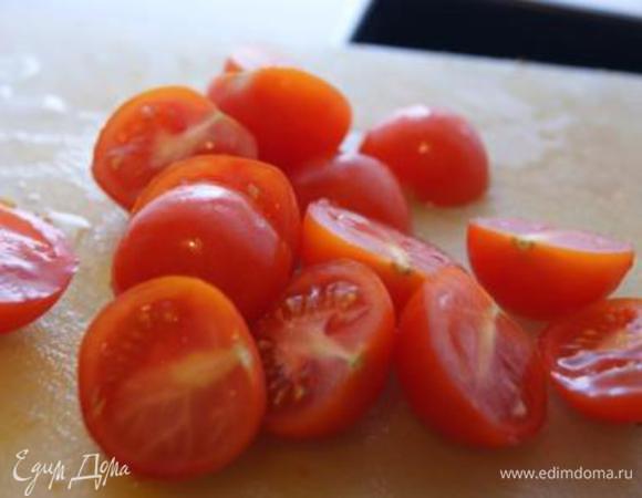 Черри разрезаем пополам.