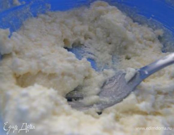 Яйца разделить на желтки и белки. Желтки растереть с сахаром и творогом.