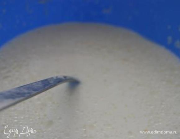 Добавить молоко и оливковое масло, тщательно перемешать.