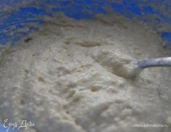 Всыпать муку с разрыхлителем, перемешать до однородности. Дать постоять минут 15.