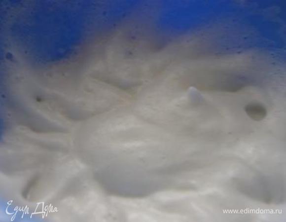 Белки взбить с солью в пышную пену, добавить сок лимона.