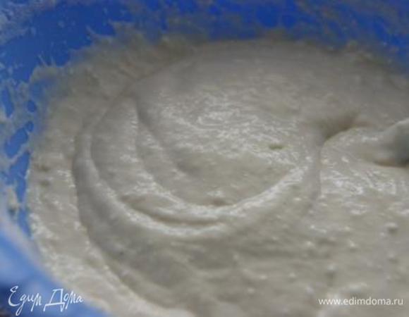 Белки аккуратно добавить к основному тесту.