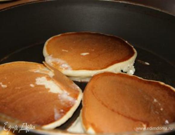 Выпекать на сухой сковороде панкейки.