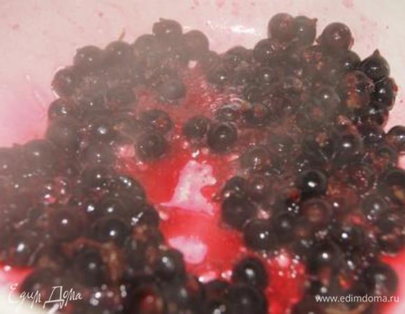 Приготовить соус. Замороженную ягоду добавить в кипящую воду, слить в сито, залить холодной водой. Воду слить. Ягоду выложить в кастрюльку, прогреть.