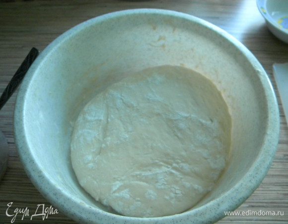 Замешиваем тесто, в теплую воду кладем сахар и дрожжи, потом просеянную муку, замешиваем тесто, хорошо вымешиваем.