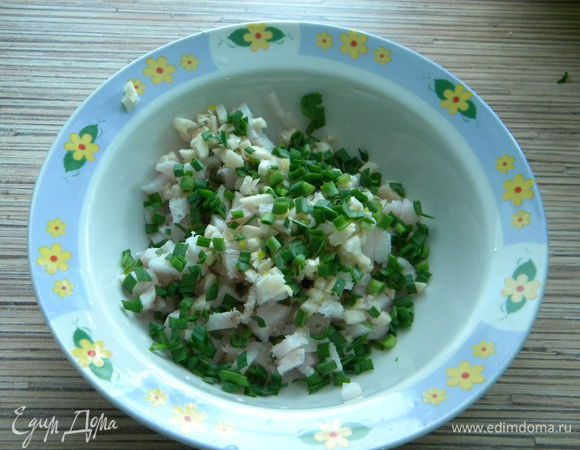 Нарезаем кусочками сало копченое и зеленый чеснок, посолим немного.