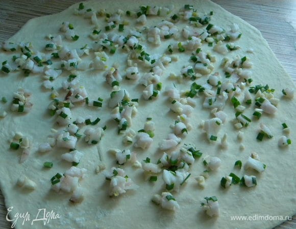 Делим тесто на 2 части, берем одну и раскатываем, сверху выкладываем наше сало с чесноком и сворачиваем, формируем красивый багет загибая края.