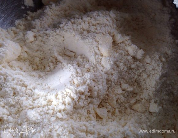 Охлажденное сливочное масло нарезать кубиками, добавить к муке и растереть в крошку.