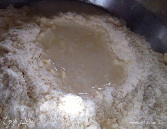 Затем в крошку добавить воду (6-8ст.л.) ориентируйтесь по тесту, сколько воды добавлять!