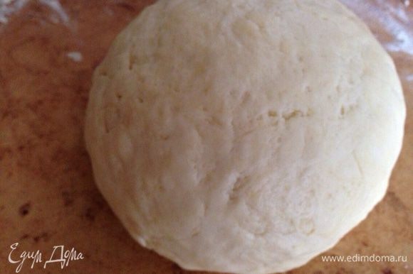 Быстро замесить тесто. Оно должно получится мягким и эластичным. Завернуть тесто в пищевую пленку и отправить в холодильник на 30 минут.