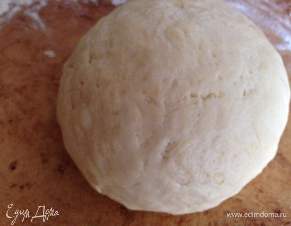 Быстро замесить тесто. Оно должно получится мягким и эластичным. Завернуть тесто в пищевую пленку и отправить в холодильник на 30 минут.