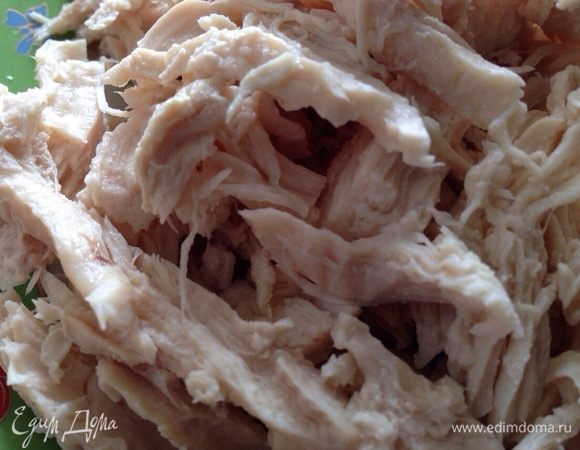 Для начинки.
Куриное филе отварить и разобрать на волокна.