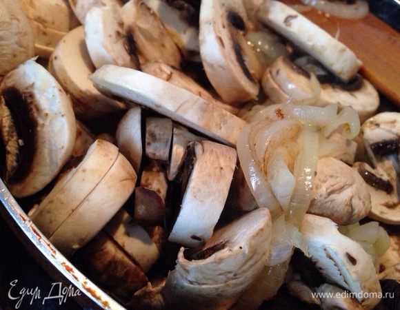 Грибы нарезать небольшими ломтиками, лук полукольцами и обжарить на оливковом масле. Посолить по вкусу.