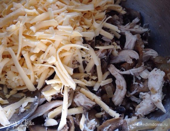 Тертый на крупную терку сыр.