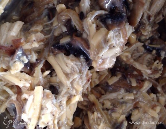 Добавить два желтка, сливки, соль и перец. Все хорошо перемешать!